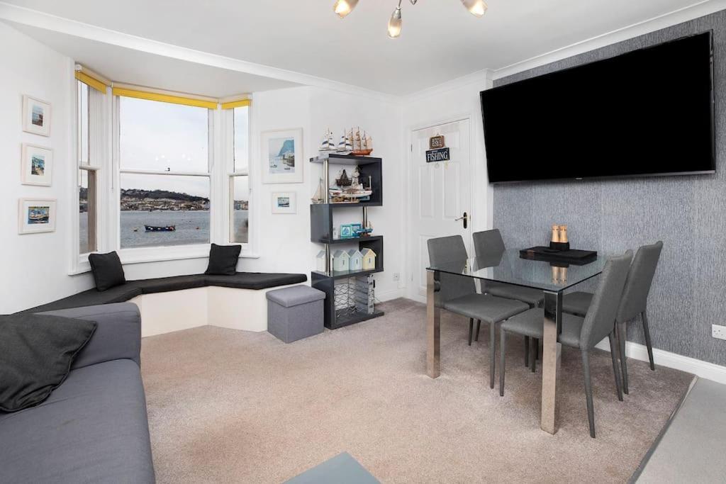 Beach Front Flat Shaldon With Parking Exterior photo